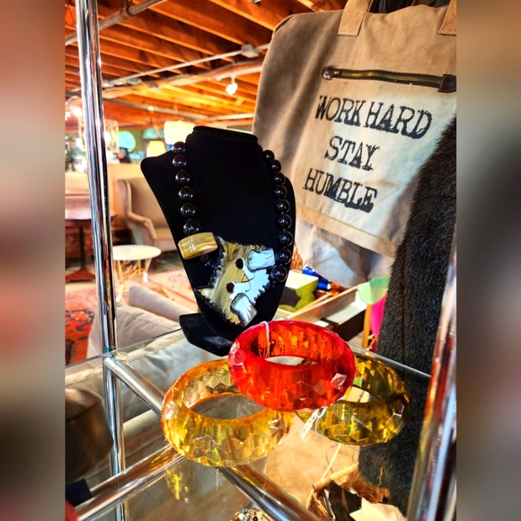 Rich Olive Green Faceted Acrylic Bracelet - Picture 4 of 16